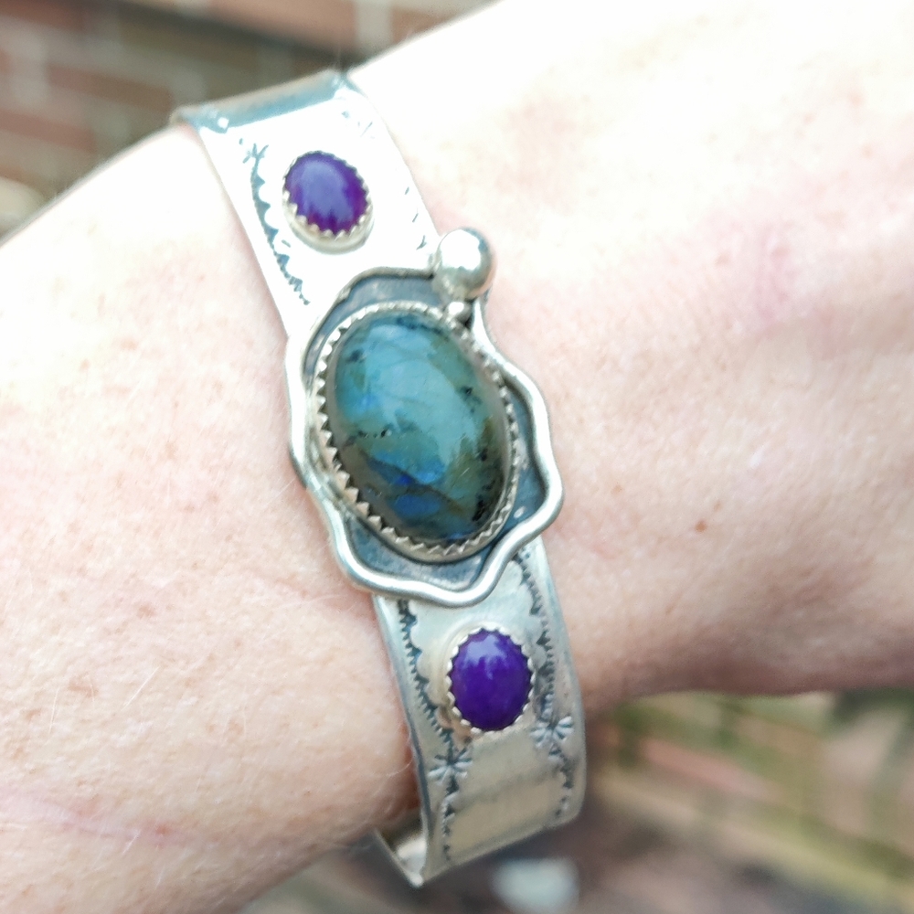 Vintage sterling signed artisan made labradorite and sugilite cuff bracelet - Picture 8 of 9